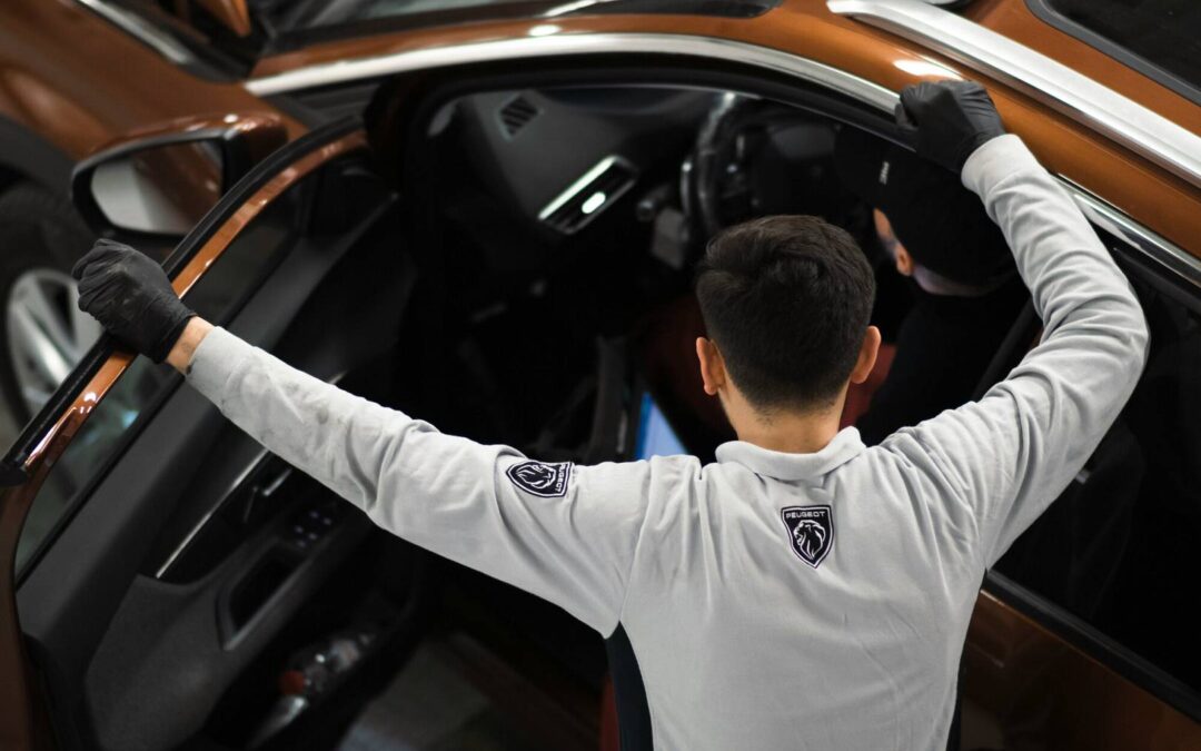 Jak przebiega profesjonalna wymiana szyby w aucie? Krok po kroku