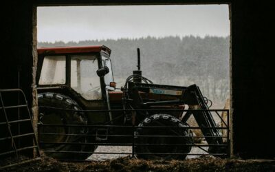 Opony do traktorów – jak dobrać ogumienie do pracy w polu i na drodze?